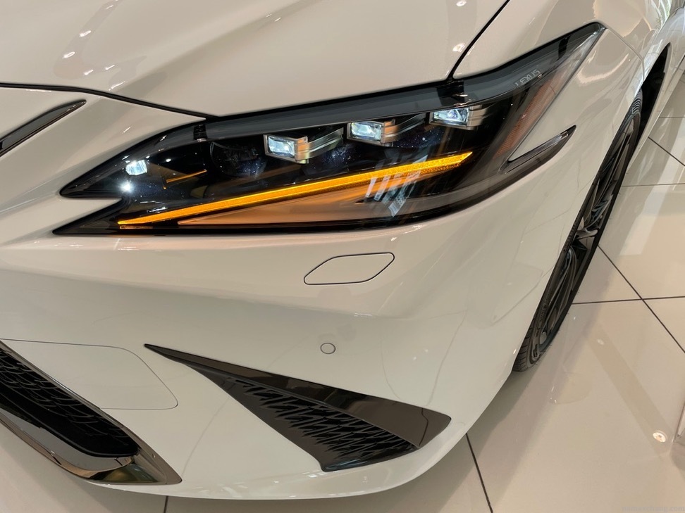 ついに登場!レクサス新型「ES300h(MC版)F SPORT 見てきました ついに登場!レクサス新型「ES300h(MC版)F SPORT 見てきました